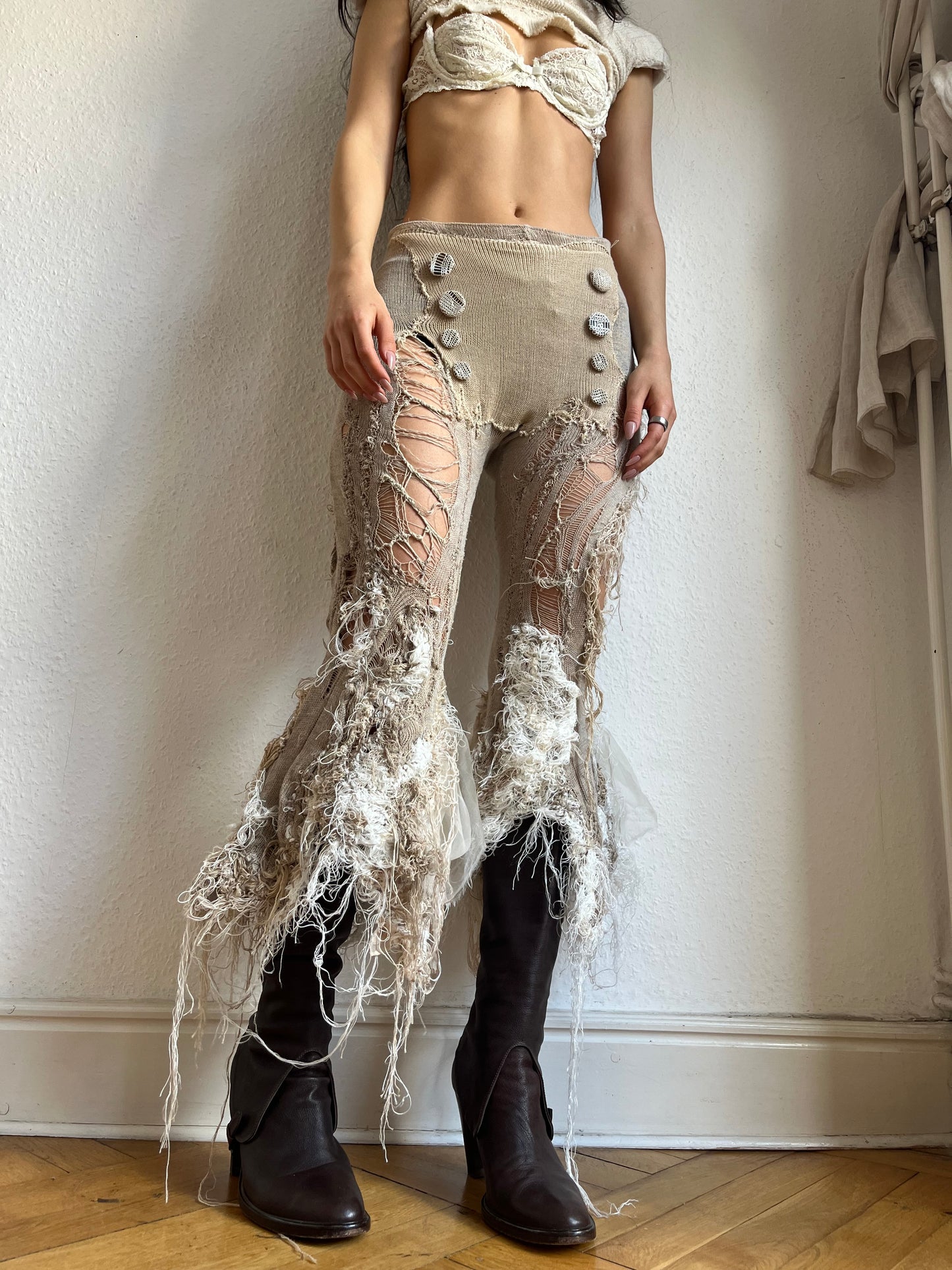 annina distressed capris