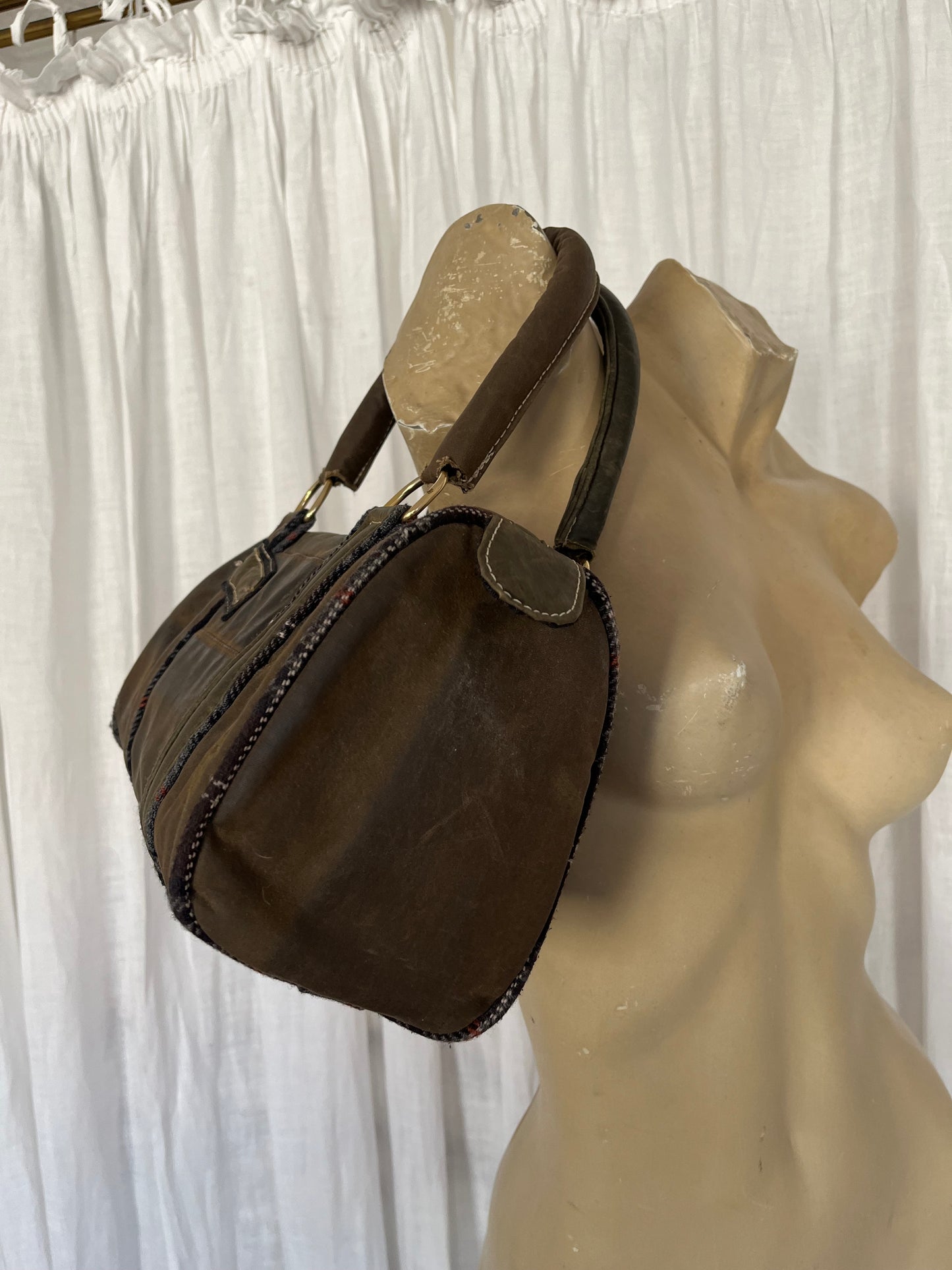 Brown lacquered bauletto