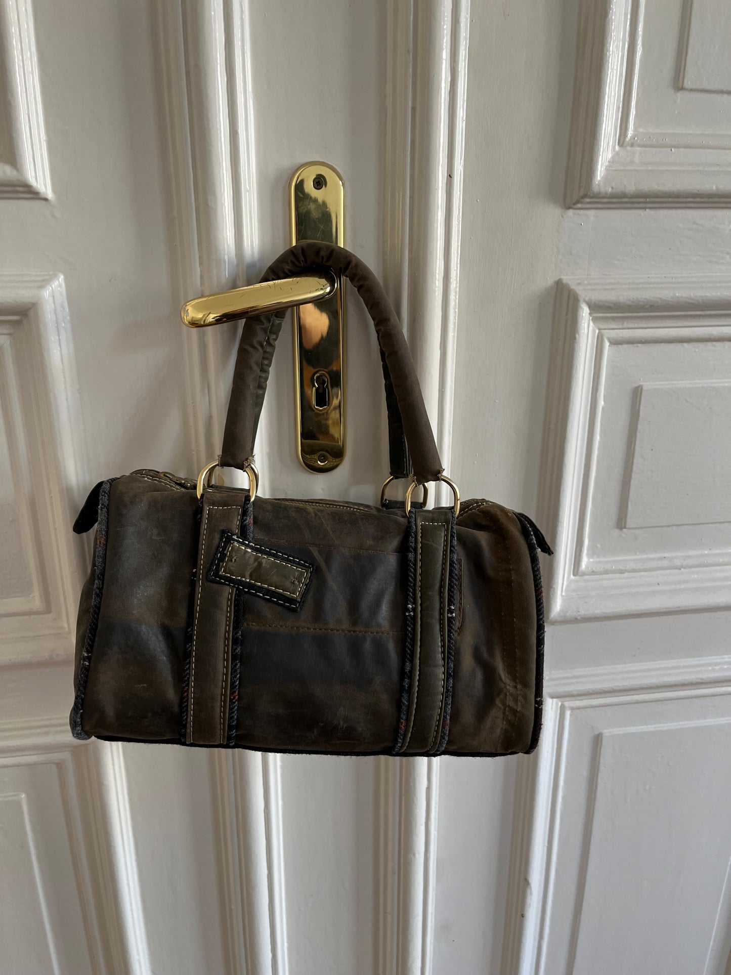 Brown lacquered bauletto
