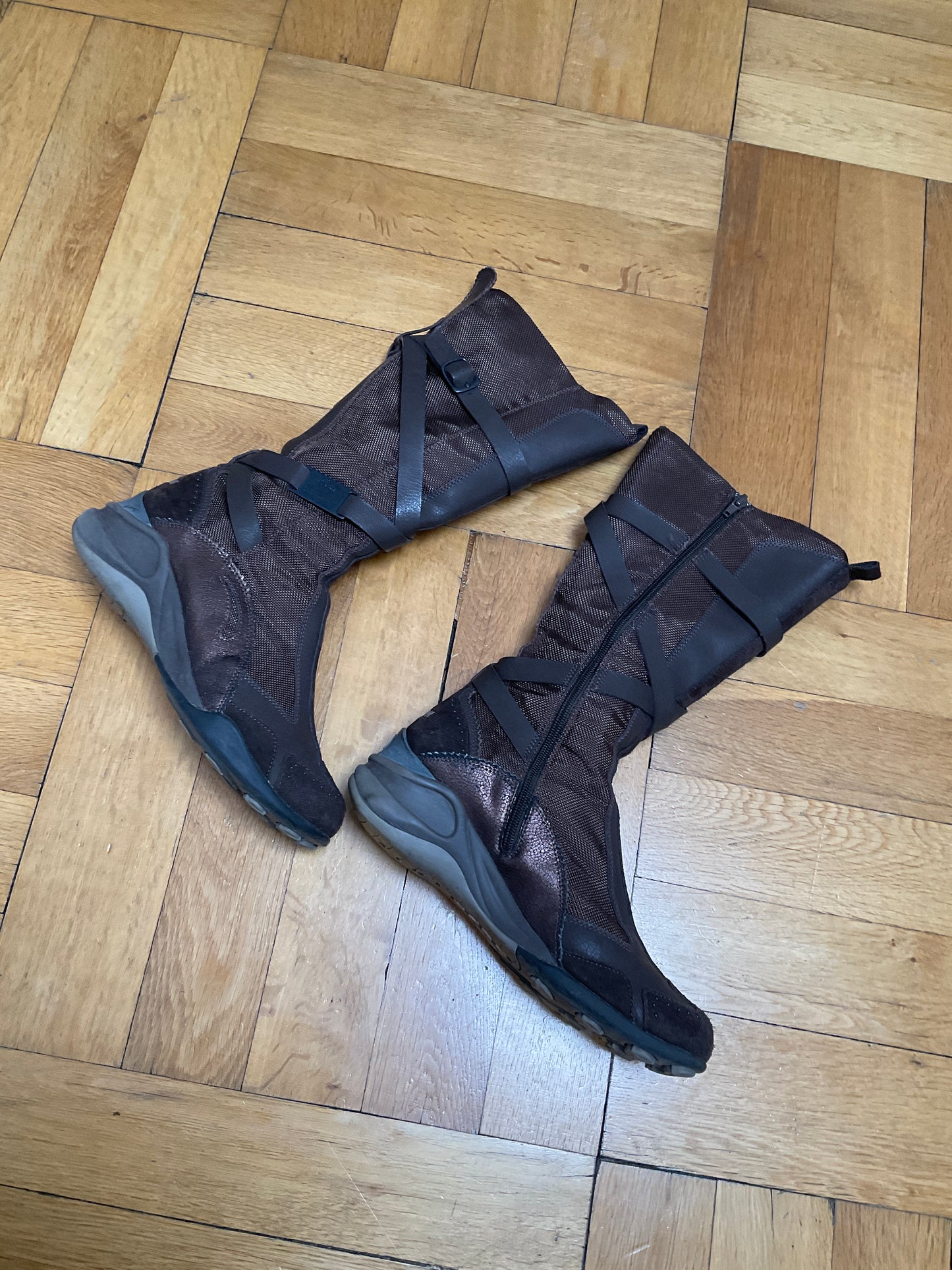 Sporty boots with straps