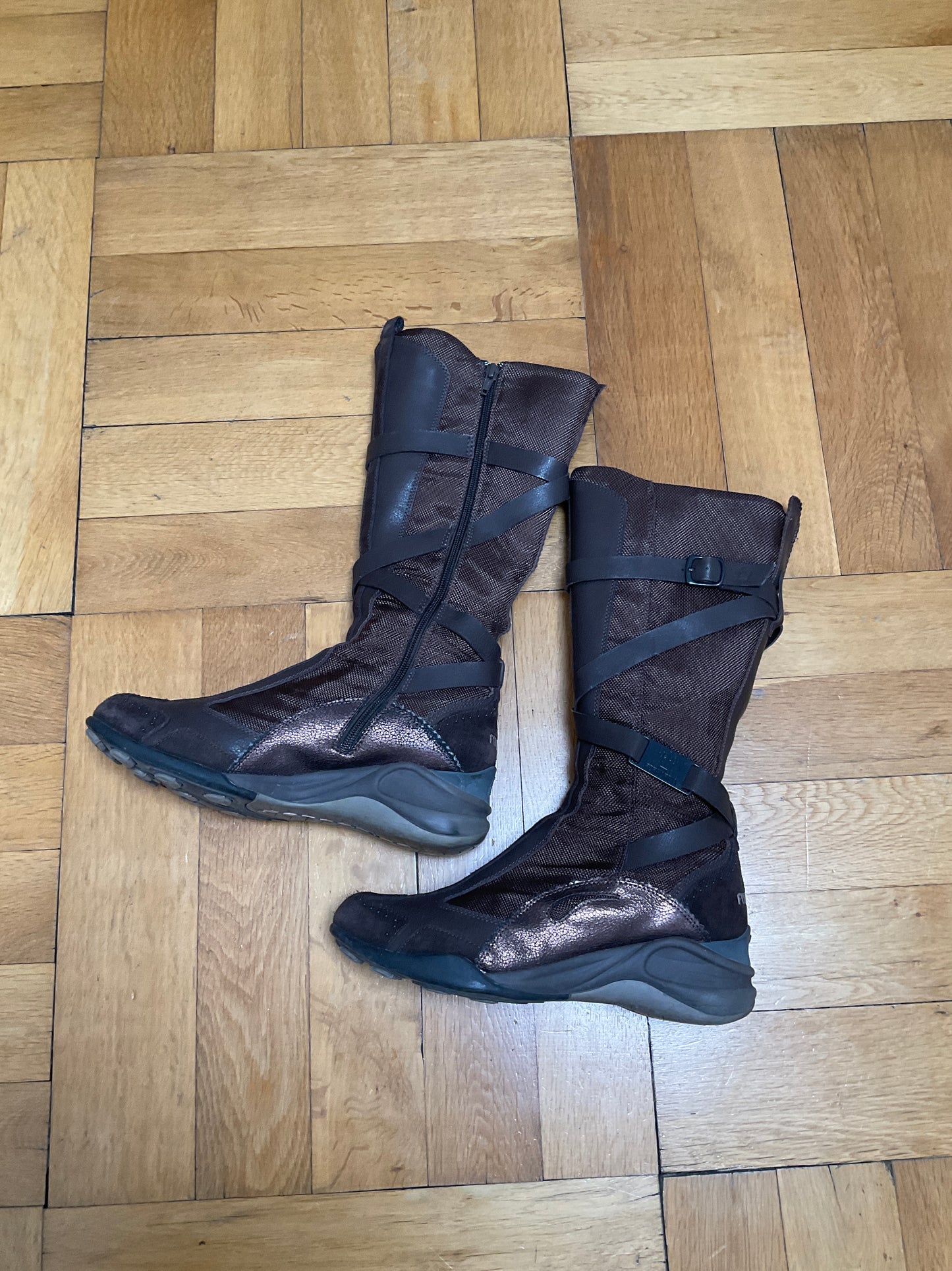 Sporty boots with straps