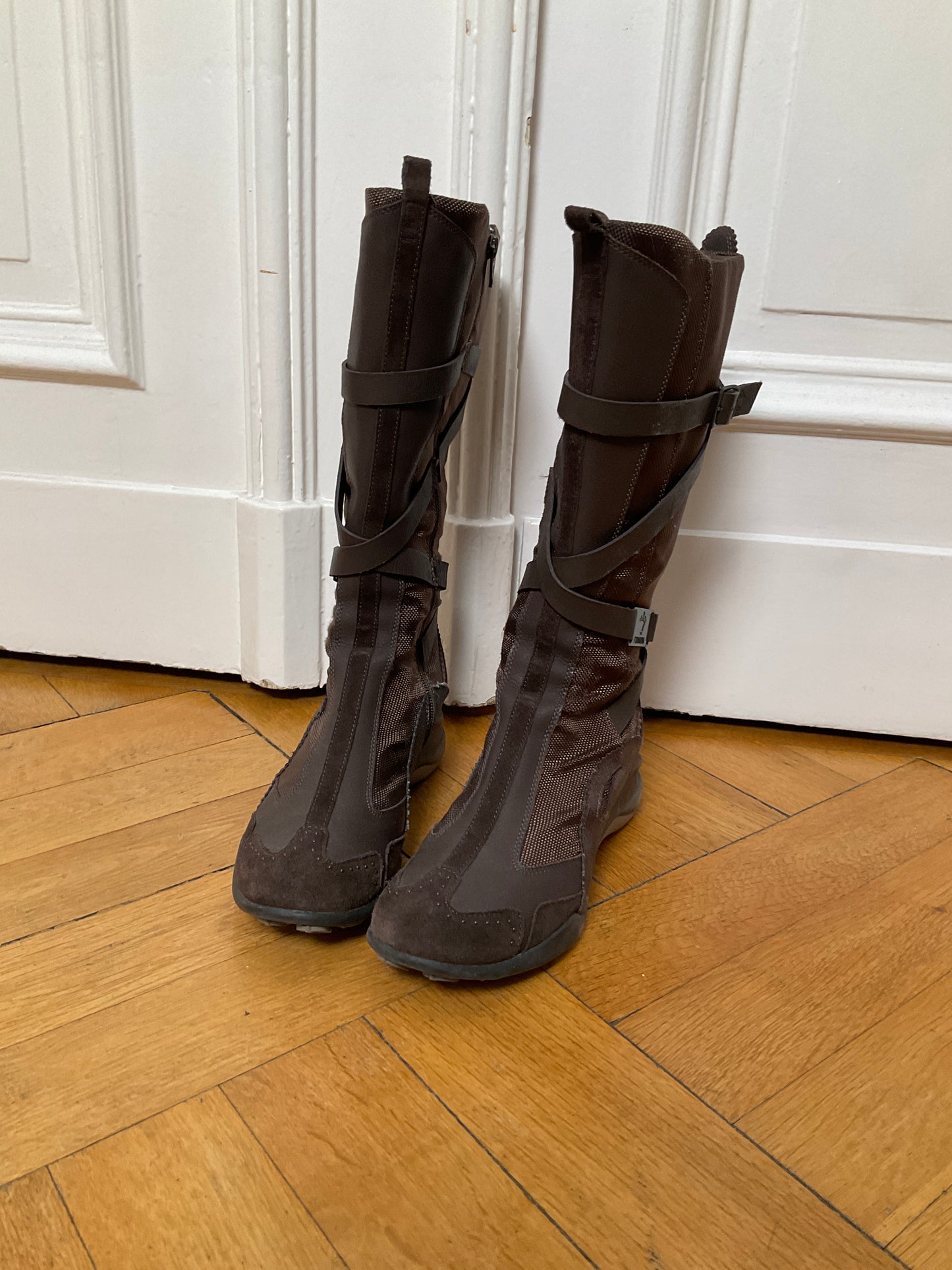 Sporty boots with straps