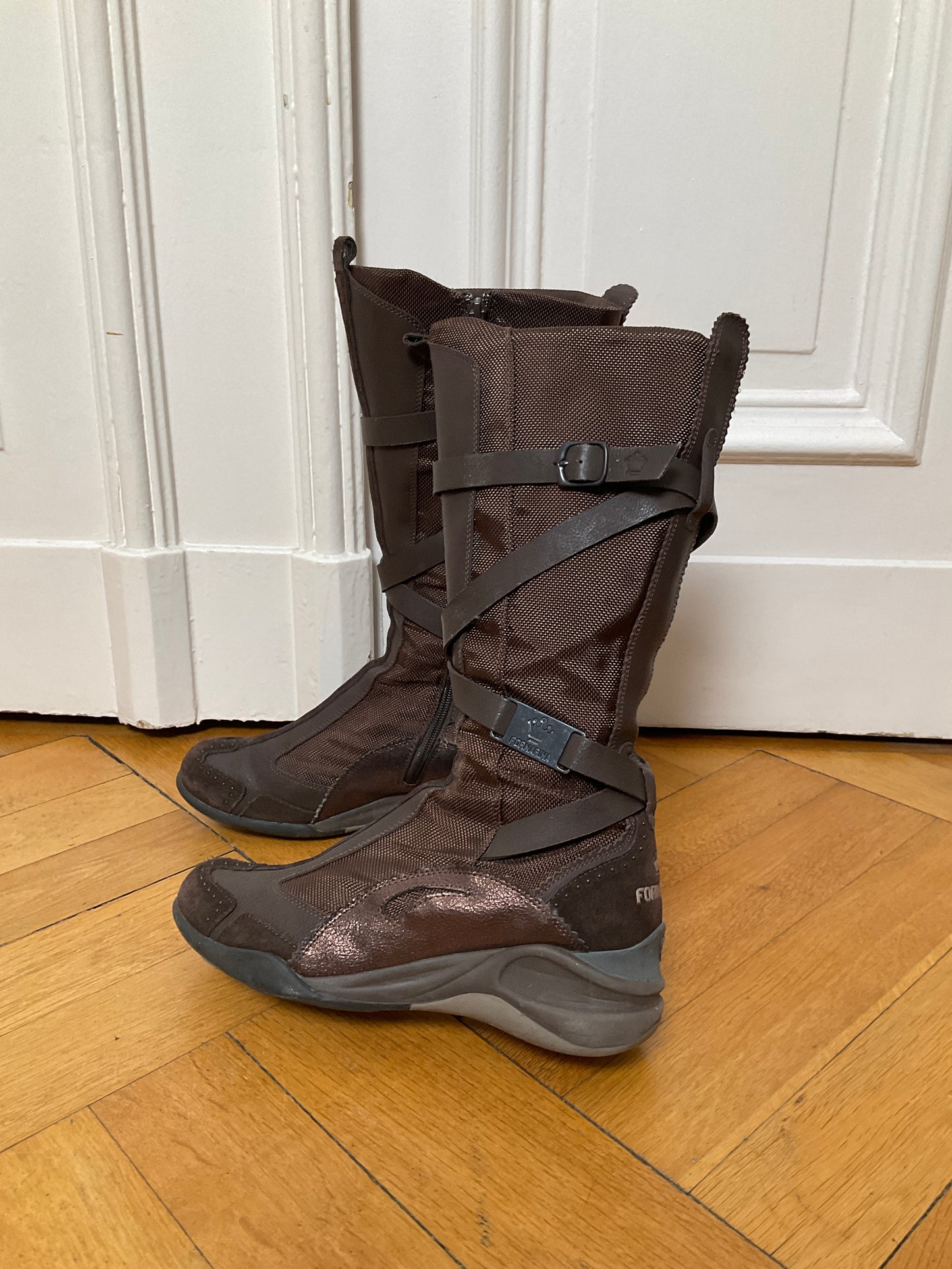 Sporty boots with straps
