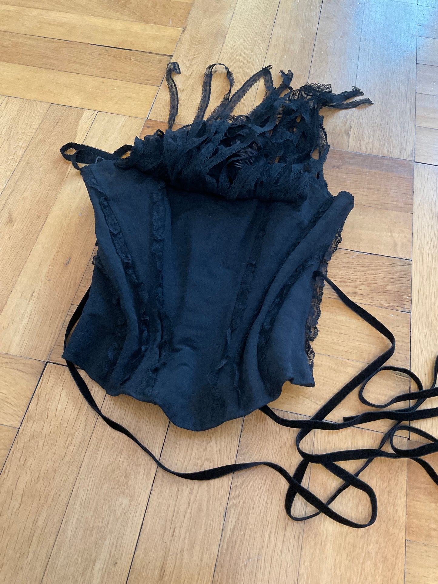 Corset with feathers and fringes