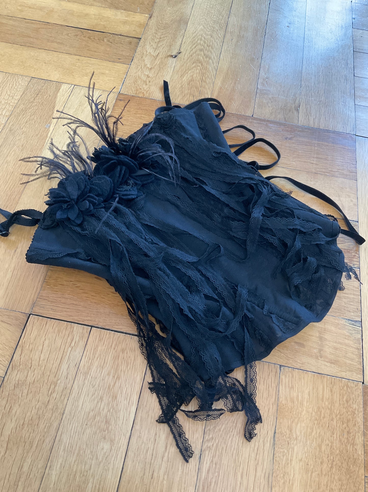 Corset with feathers and fringes