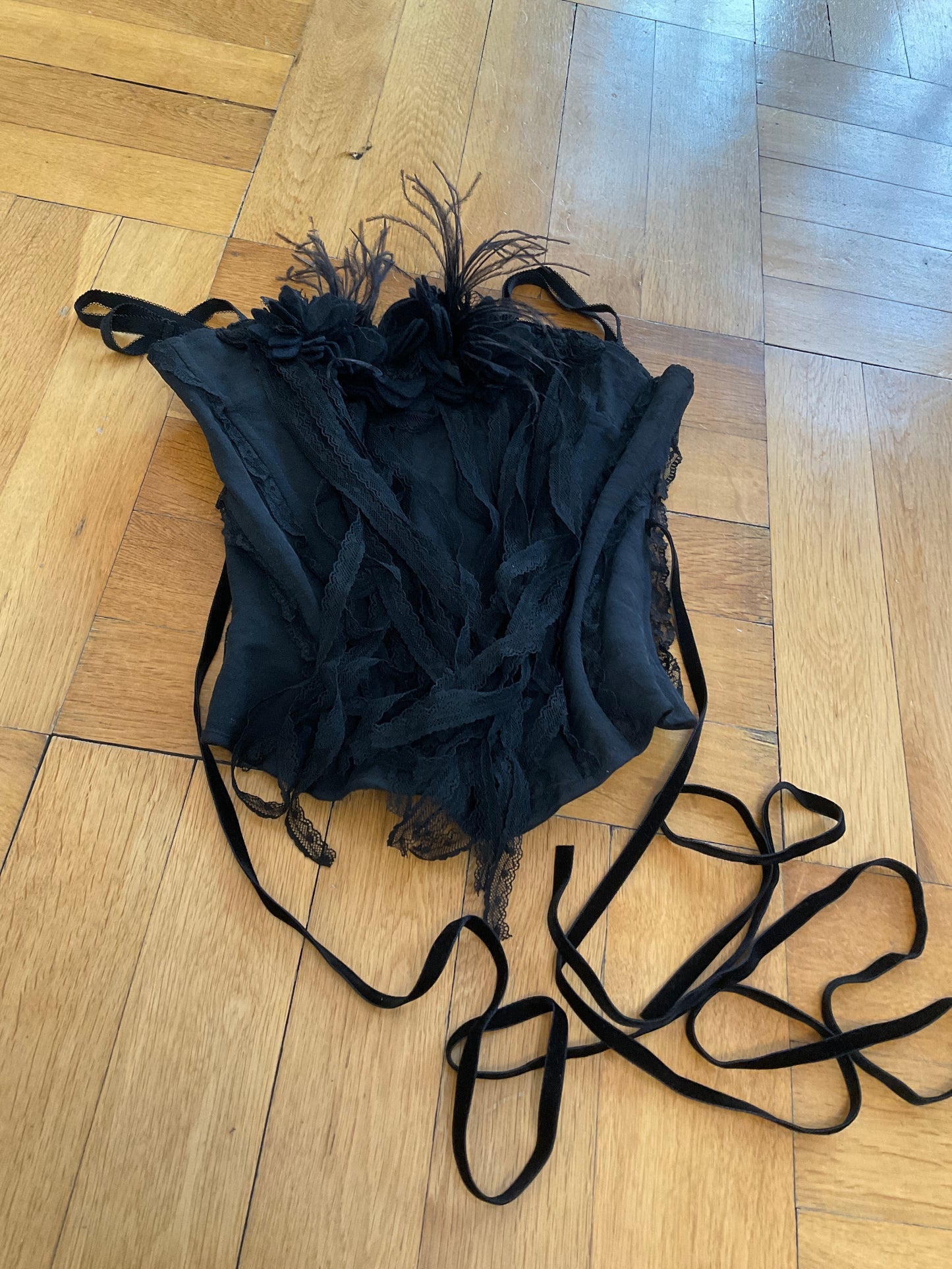 Corset with feathers and fringes