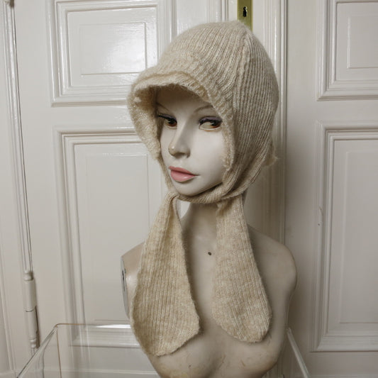 eithne padraigin ni bhraonain ~ beige mohair bonnet