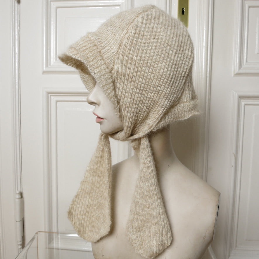 eithne padraigin ni bhraonain ~ beige mohair bonnet
