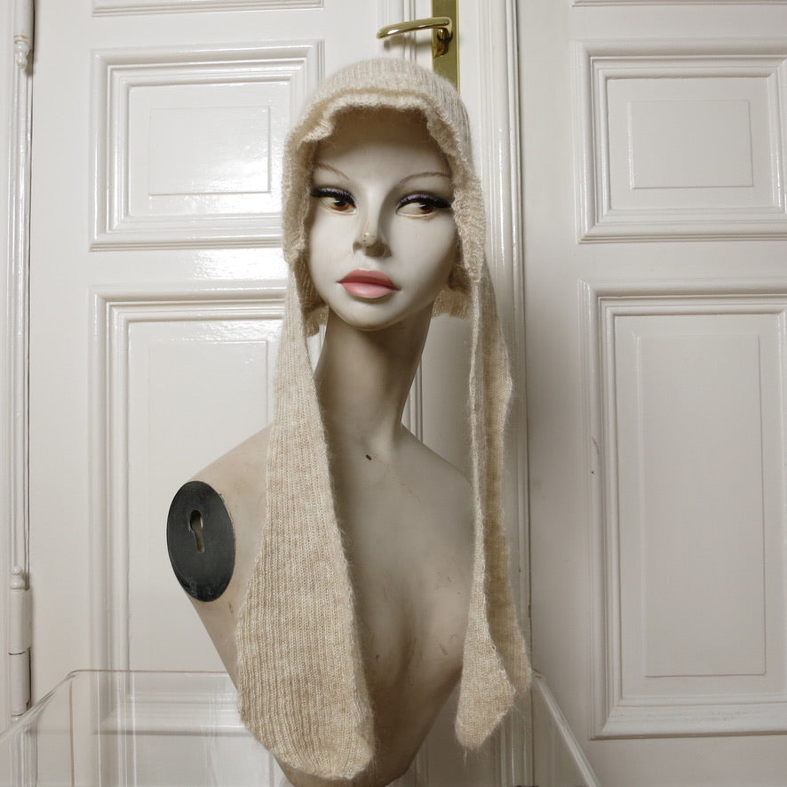 eithne padraigin ni bhraonain ~ beige mohair bonnet