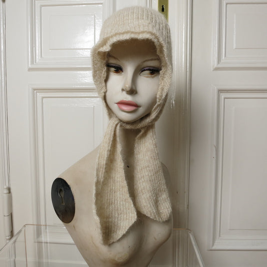 eithne padraigin ni bhraonain ~ beige mohair bonnet