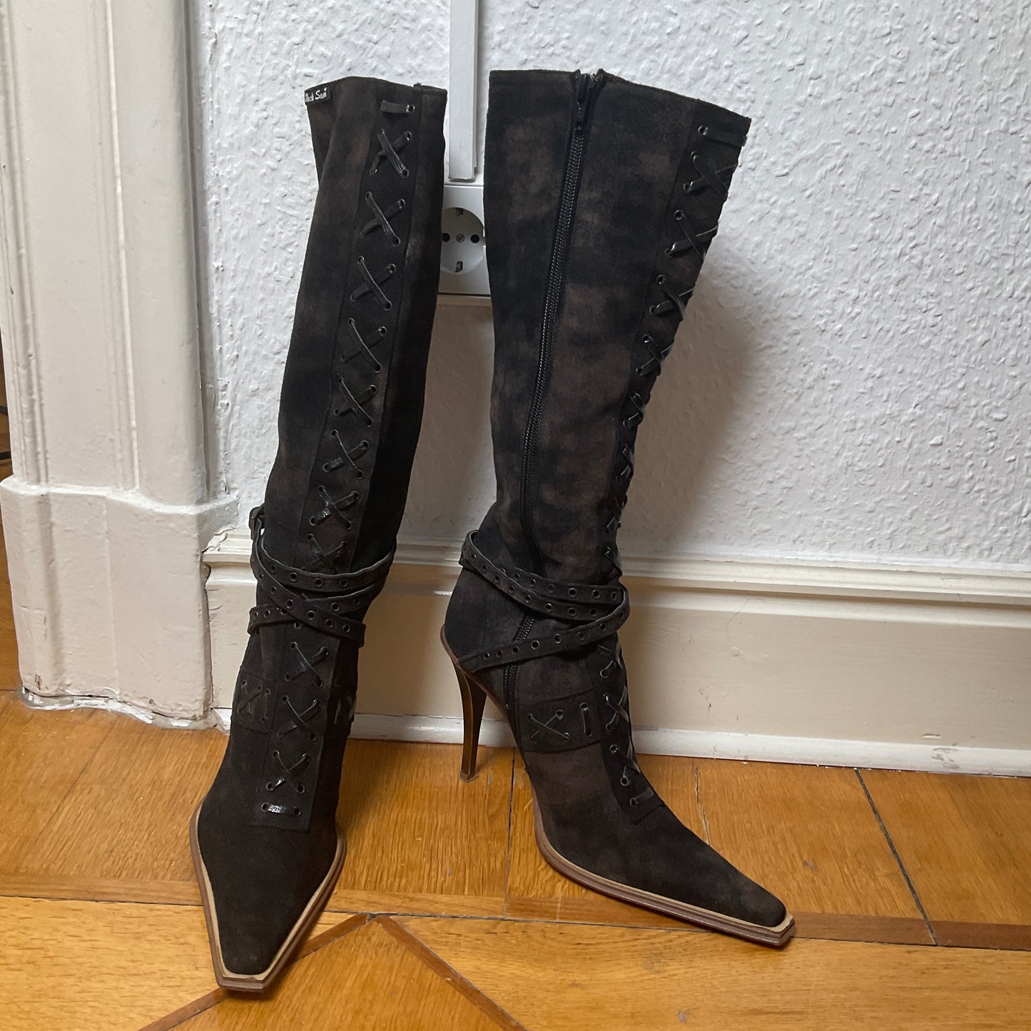Pointy pirate boots