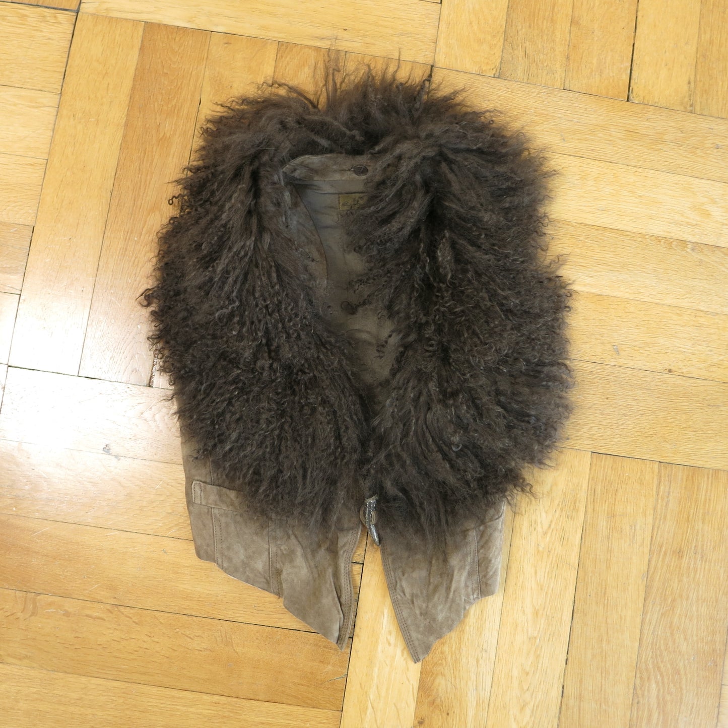 Leather vest with fur collar