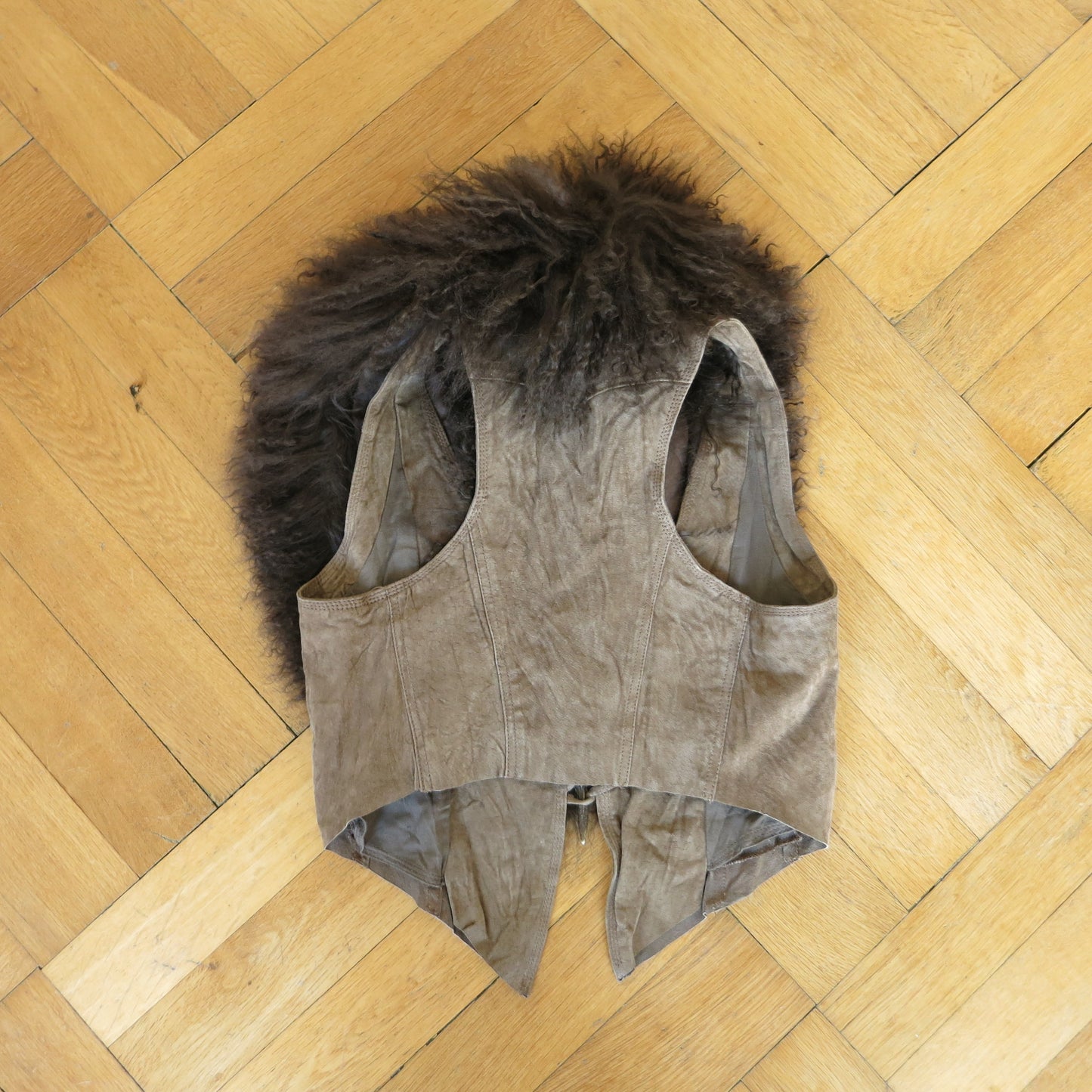 Leather vest with fur collar
