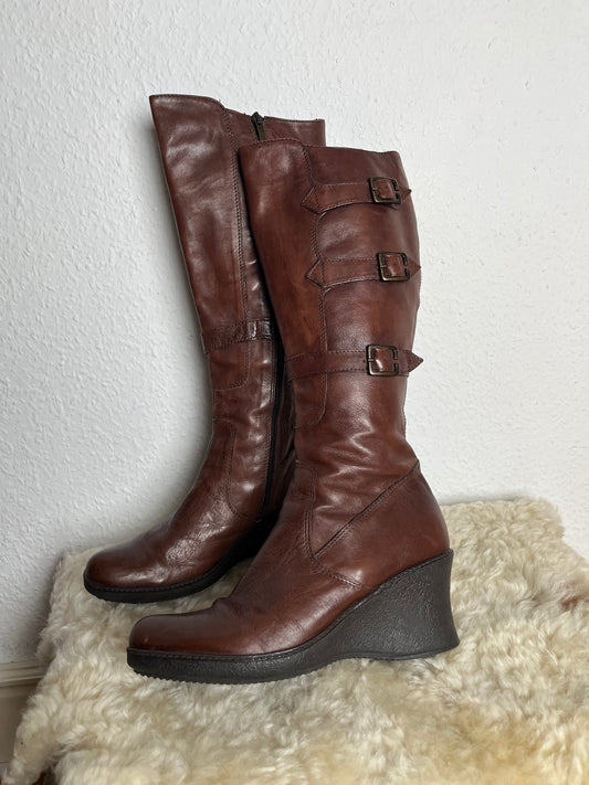 Fairy leather boots with buckles