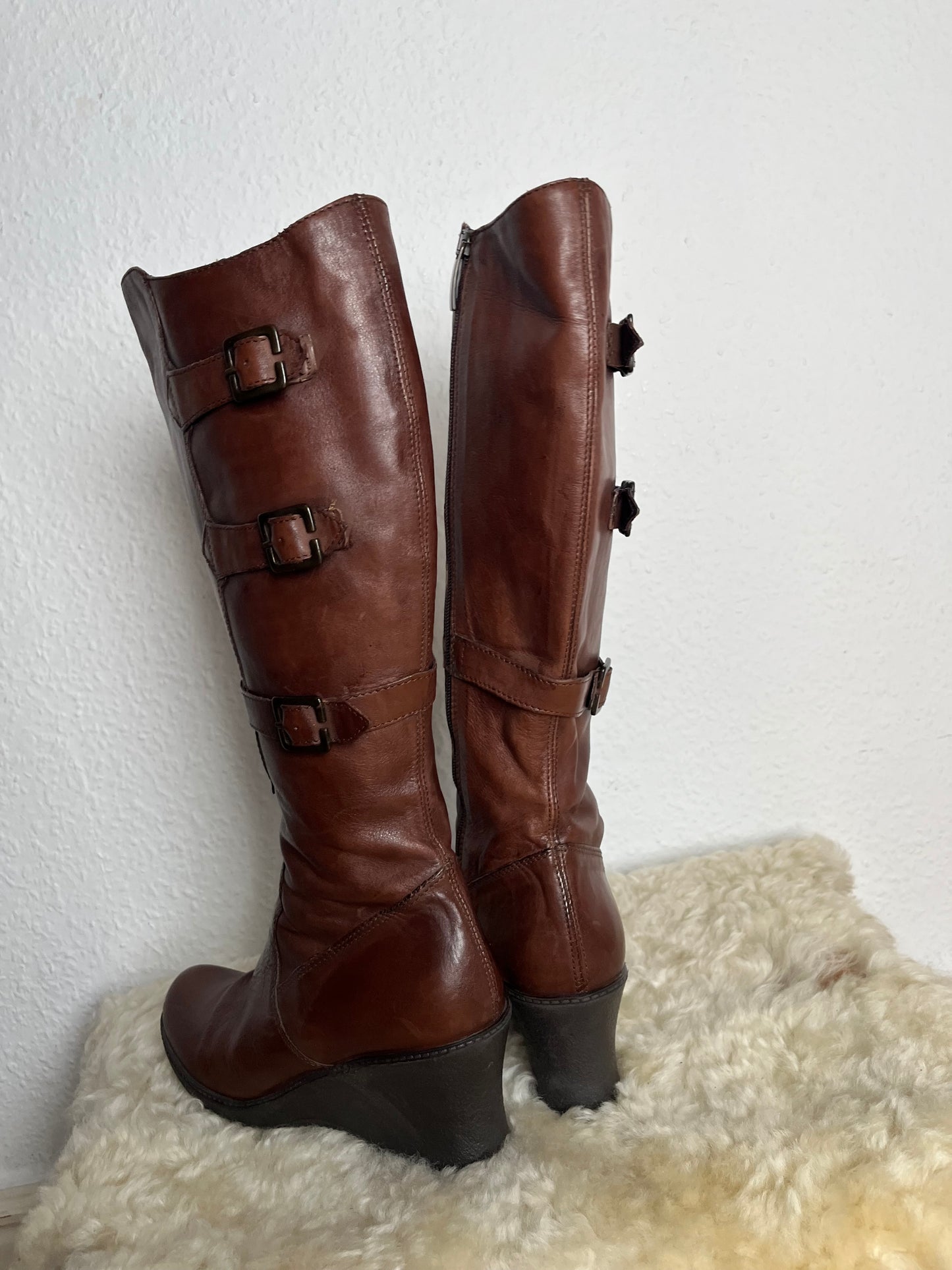 Fairy leather boots with buckles