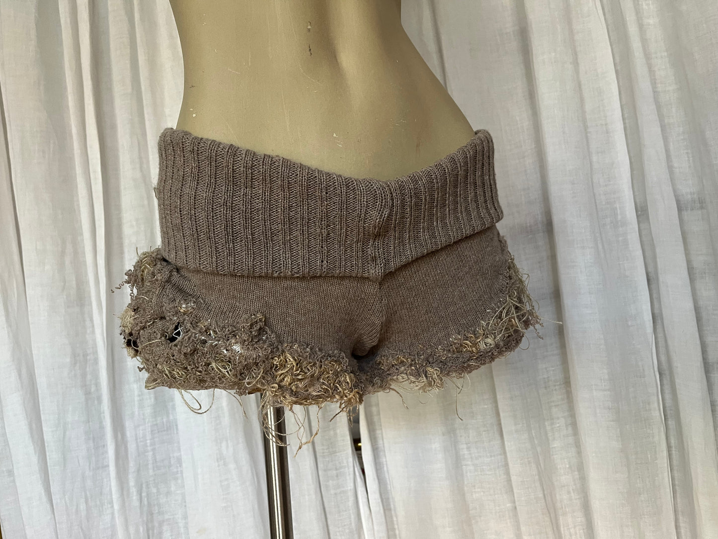 annina “les sœurs” hay distressed shorts