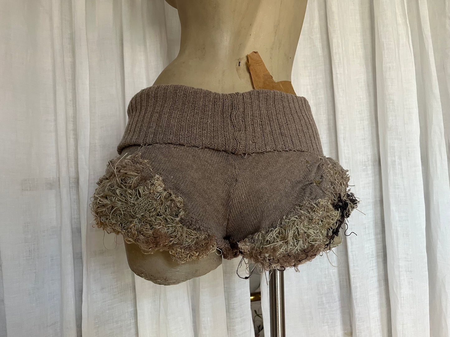 annina “les sœurs” hay distressed shorts