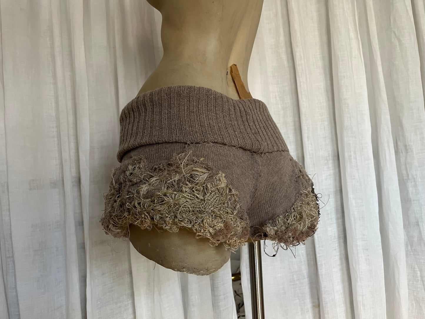 annina “les sœurs” hay distressed shorts