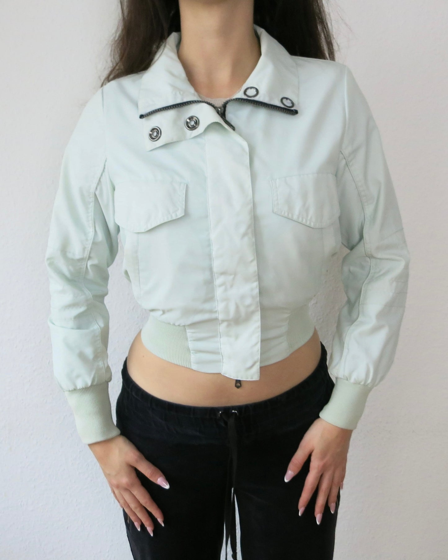 Cropped windbreaker with ribbing