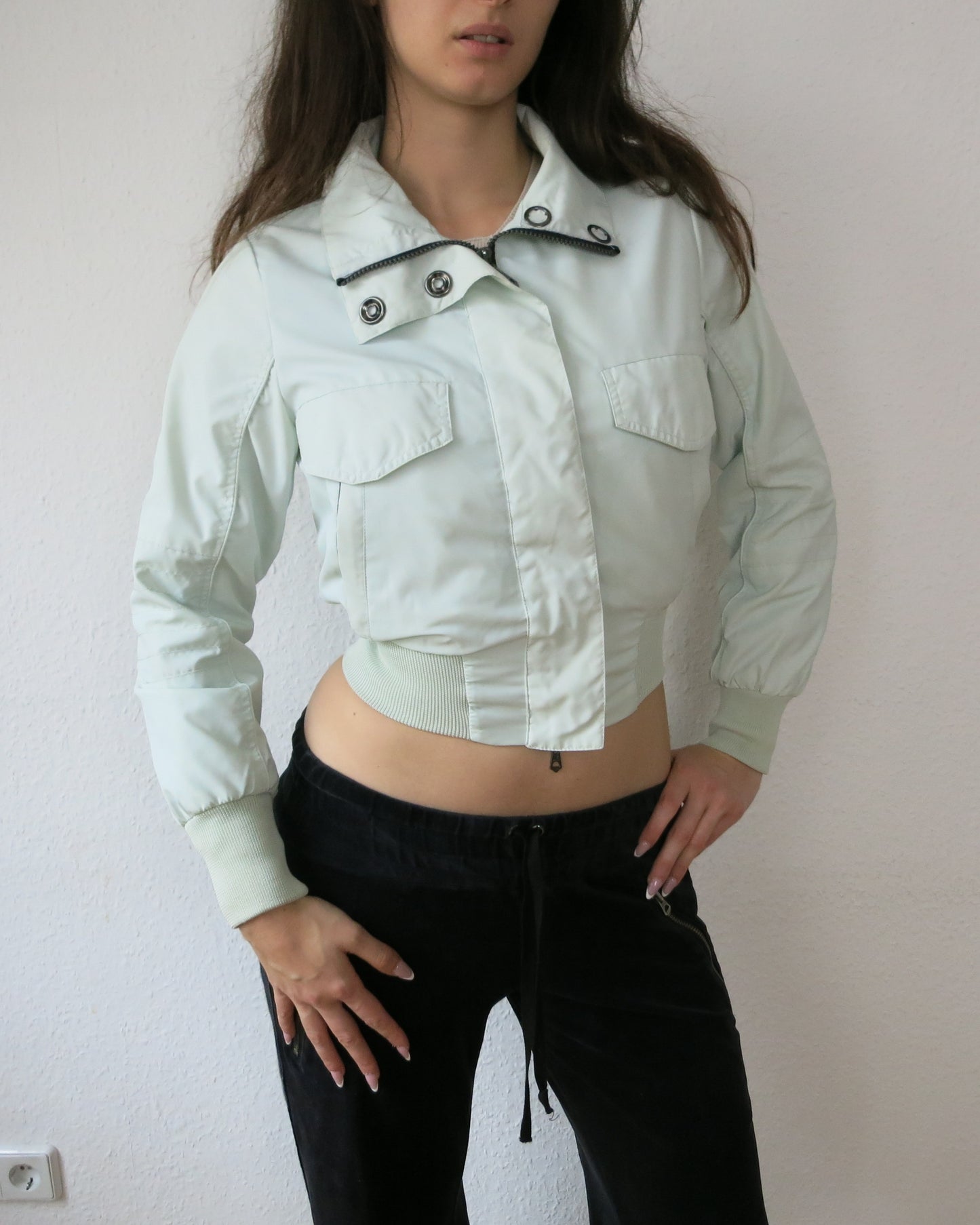 Cropped windbreaker with ribbing