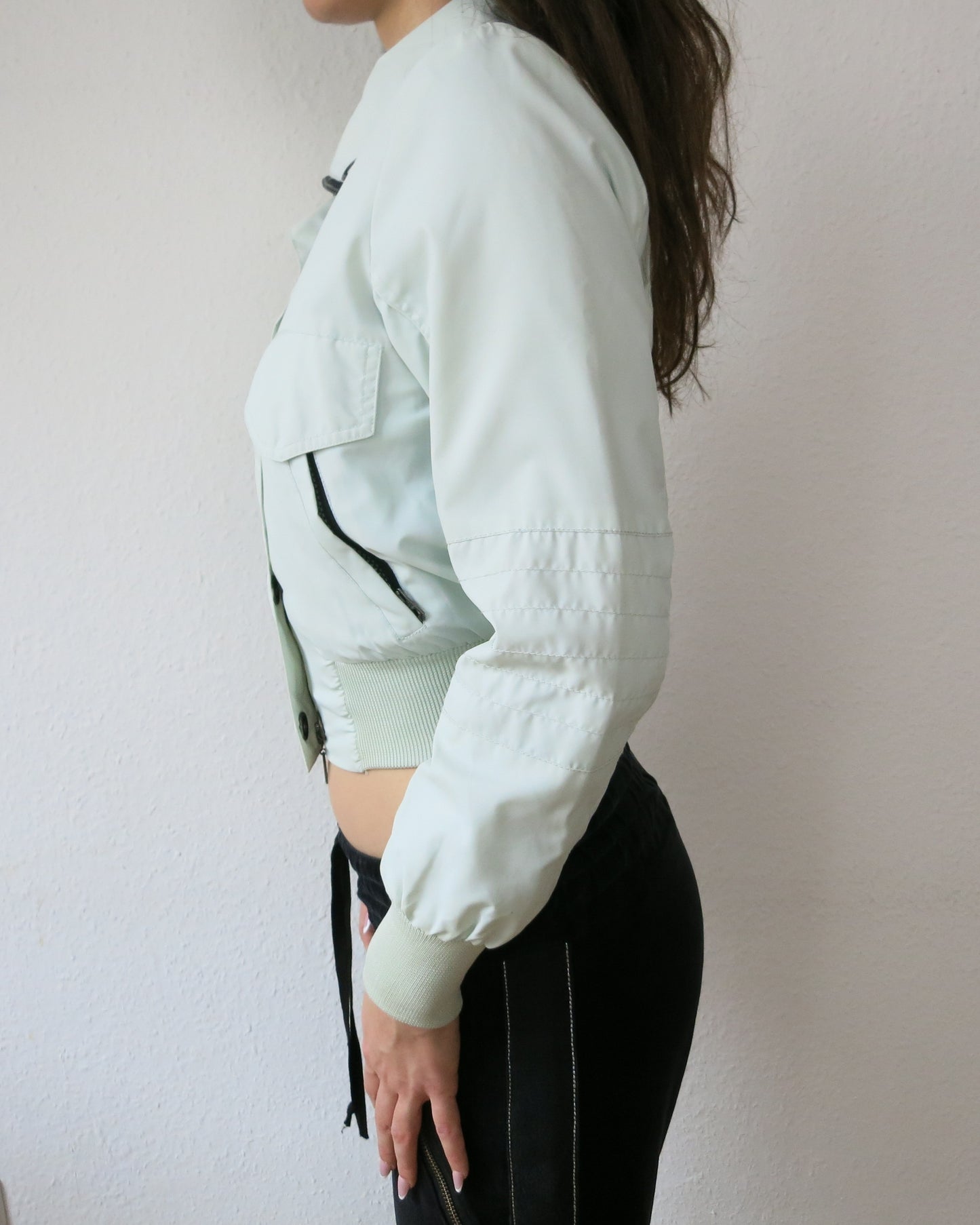 Cropped windbreaker with ribbing