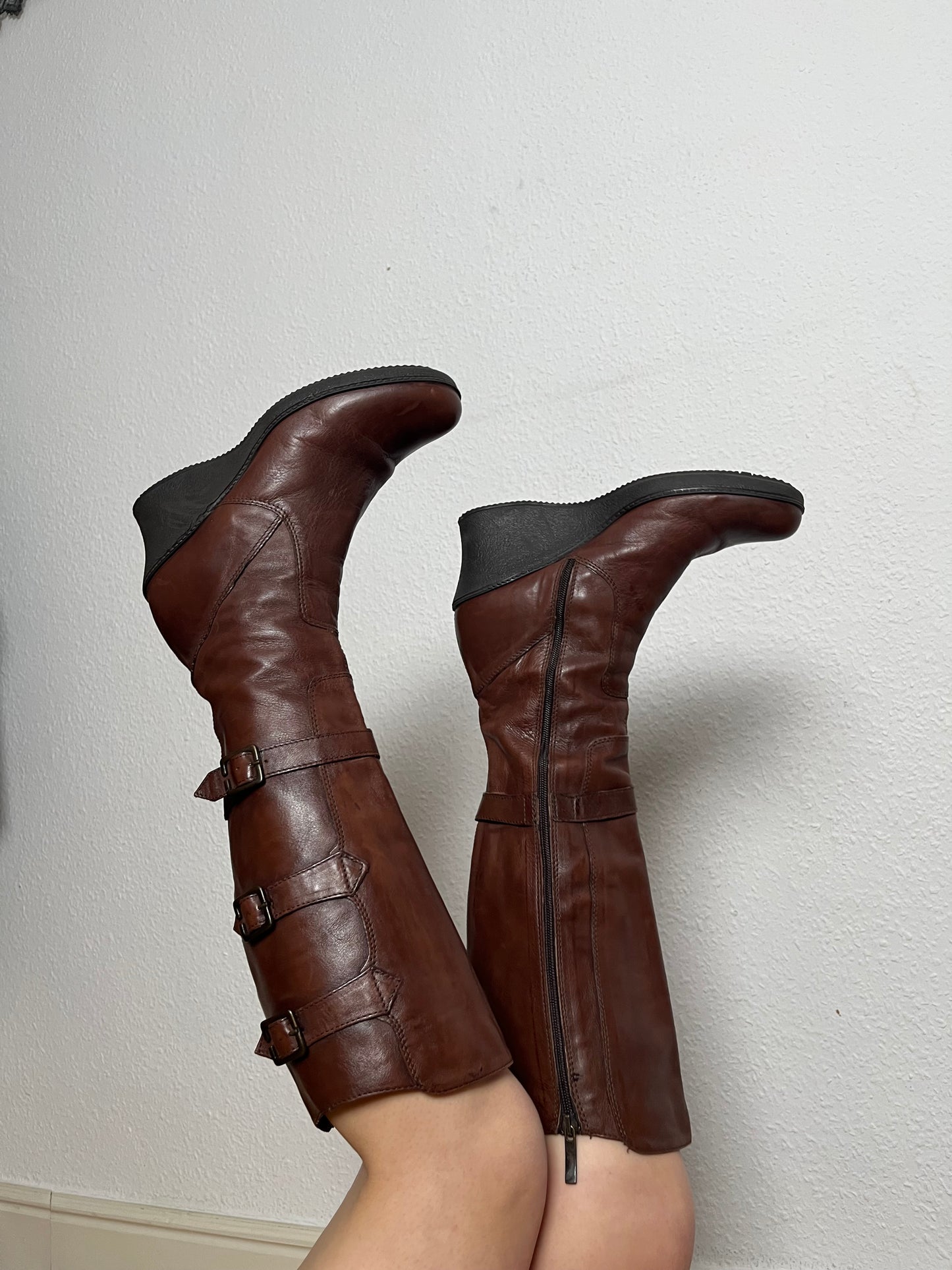 Fairy leather boots with buckles