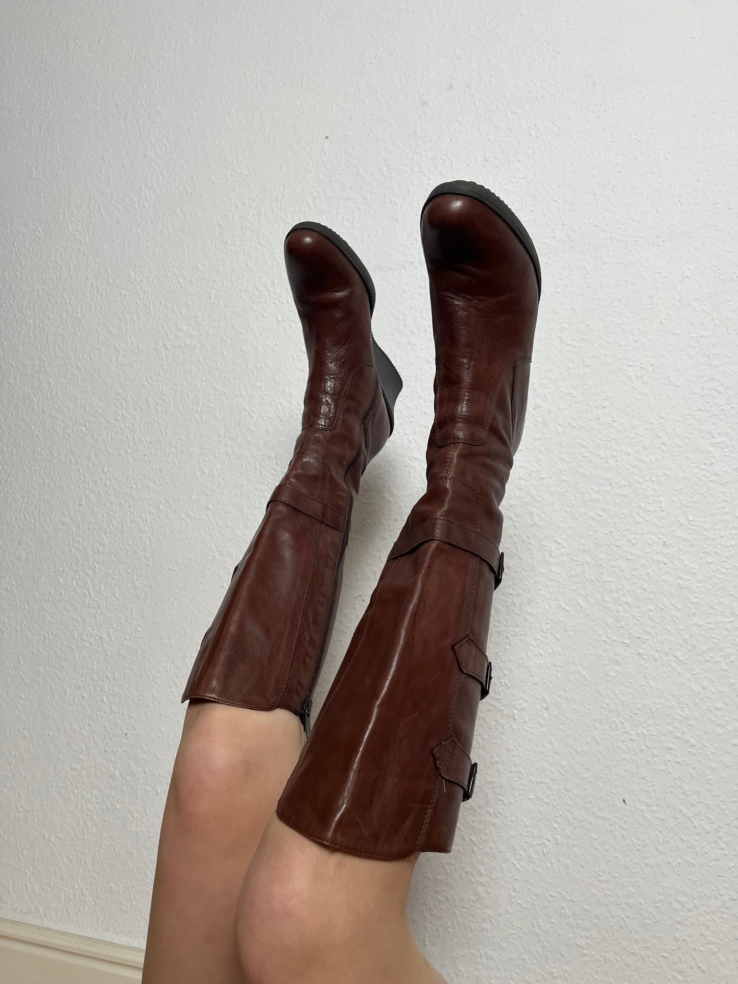 Fairy leather boots with buckles