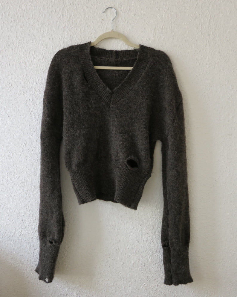 eithne padraigin ni bhraonain ~ preholed v-neck sweater