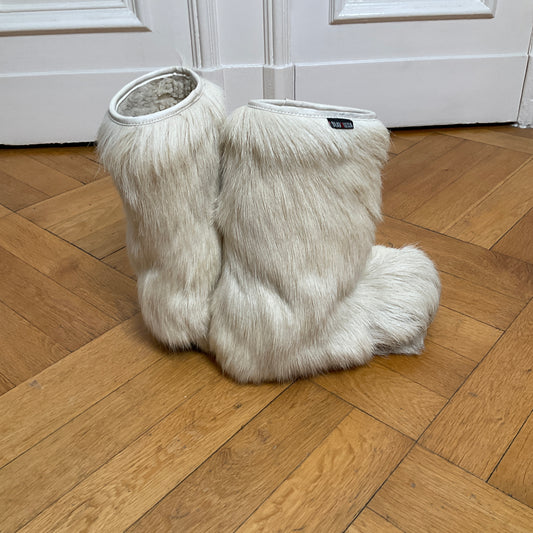 Furry snow boots